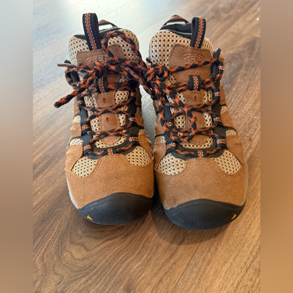 KEEN Men’s size 8 waterproof hiking shoes. Buffalo and orange color. Like new!